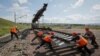（资料照）俄罗斯铁路维护人员正在给横贯西伯利亚的大铁路更换路轨。（路透社照片）