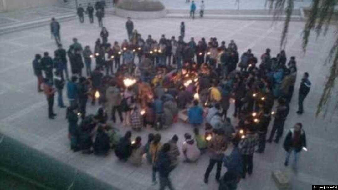 Para mahasiswa di Universitas Qinghai melakukan aksi solidaritas dengan melakukan doa bersama bagi para korban tewas aksi bakar diri (foto: dok). Aksi serupa hari Senin 26/11 ditumpas oleh polisi. 