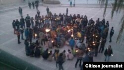 Para mahasiswa di Universitas Qinghai melakukan aksi solidaritas dengan melakukan doa bersama bagi para korban tewas aksi bakar diri (foto: dok). Aksi serupa hari Senin 26/11 ditumpas oleh polisi. 