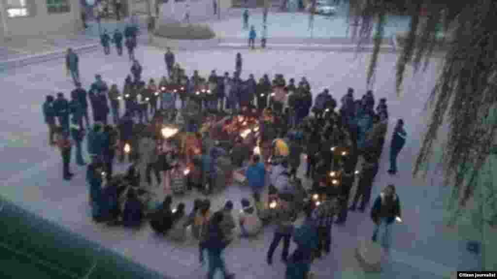 学生在青海省西宁的青海民族大学参加抗议。