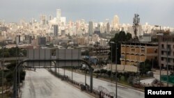 Jalan terlihat lenggang di Hazmiyeh, saat pemerintah Lebanon memperketat restriksi dan dan memberlakukan jam malam 24 jam untuk menekan penyebaran COVID-19, 14 Januari 2021. (REUTERS/Mohamed Azakir)