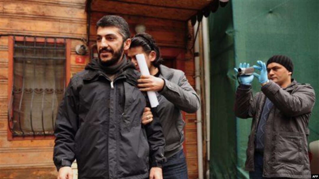 Policajac u civilu privodi fotografa AFP-a Mustafu Ozera u Istanbulu, 20. decembra 2011.
