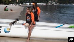 Para penyandang cacat ikut berolahraga mendayung kano cadik di pantai Charitas, di Niteroi dekat Rio de Janeiro, Brazil. 