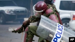 Un policier kényan lors d’une manifestation à Nairobi, Kenya, 16 mai 2016. 