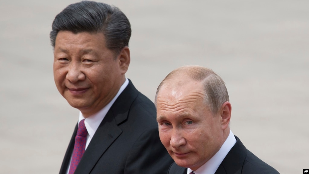 2018年6月8日俄罗斯总统普京(右)和中国国家主席习近平在中国北京人民大会堂外举行的欢迎仪式上(photo:VOA)