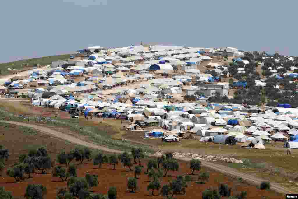 Kamp pengungsi Atma di Suriah, terlihat dari dekat zona perbatasan di desa Bukulmez, Turki.