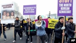 서울역 광장에서 북한 집단 학살 반대 집회를 벌이는 로버트 박(가운데)과 시위대