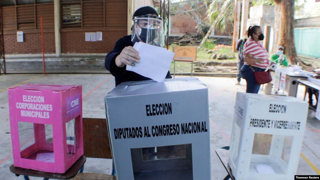 Una mujer emite su voto durante las elecciones primarias en Tegucigalpa, Honduras, el 14 de marzo de 2021.