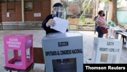 Una mujer emite su voto durante las elecciones primarias en Tegucigalpa, Honduras, el 14 de marzo de 2021.