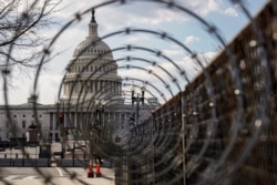 El Capitolio de EE. UU. en Washington, DC, está protegido por una alta cerca y alambradas desde el asalto del 6 de enero por simpatizantes del ex presidente Donald Trump.