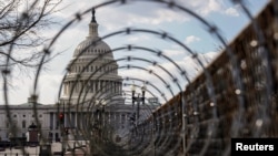 El capitolio en Washington visto a través de alambres de púas colocados tras el ataque del 6 de enero de 2021.