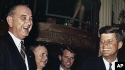 지난 1960년 민주당 대선 후보인 존 F. 케네디 당시 상원의원(오른쪽)과 린든 존슨 당시 상원의원(왼쪽)이 텍사스 코커스(당원대회) 전 만나 인사를 나누고 있다. 
