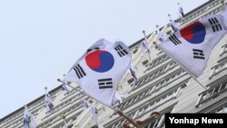 국가보훈처가 지난 2012년 67주년 광복절을 맞아 애국지사 198 명을 포상할 때 김일성 주석의 외삼촌 강진석에게 건국훈장 애국장을 추서한 것이 뒤늦게 알려져 논란이 되고 있다. 광복절에 계양된 태극기. (자료사진)