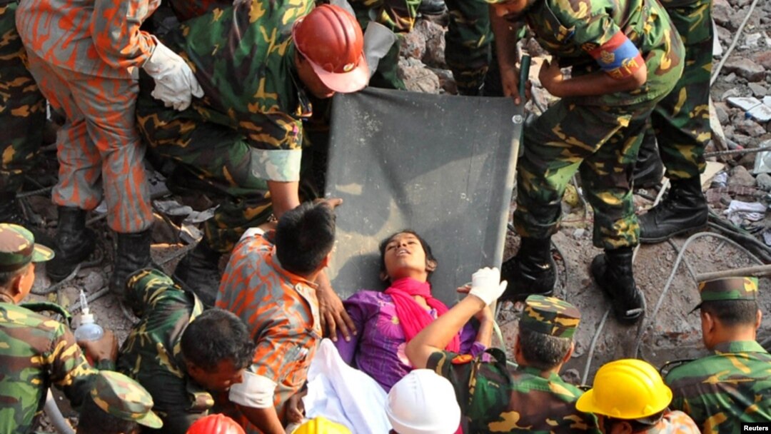 Tentara Bangladesh dan tim SAR saat menemukan seorang perempuan dalam keadaan selamat di antara reruntuhan gedung di Savar (10/5). Pencarian korban akan dihentikan Selasa 14/5.