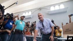 Gonzalo Castillo, quien buscaba la candidatura presidencial con su partido de la Liberación Dominicana, vota durante las primarias en Santo Domingo, República Dominicana, el domingo 6 de octubre de 2019. (AP Foto/Tatiana Fernandez)