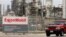 Руководитель компании Exxon Mobil Corporation Рэкс Тиллерсон приветствует президента России Владимира Путина. Москва. Россия. 16 апреля 2014 г.