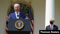 조 바이든(왼쪽) 미국 대통령이 8일 백악관 로즈가든에서 총기 규제에 관해 연설하고 있다. 오른쪽은 메릭 갈랜드 법무장관.