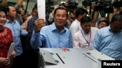 Cambodia's Prime Minister and President of the Cambodian People's Party (CPP) Hun Sen prepares to cast his vote at a polling station during a general election in Takhmao, Kandal province, Cambodia July 29, 2018. (REUTERS/Samrang Pring)