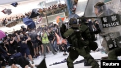 지난 14일 홍콩 사텐의 대형상가 '뉴타운 플라자'에서 무장경찰들이 시위대를 해산시키기 위해 페퍼 스프레이를 뿌리고 있다. (자료사진)