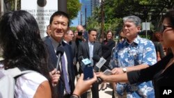 Jaksa agung negara bagian Hawaii Douglas memberikan keterangan kepada media mengenai isu larangan perjalanan pemerintah AS, di Honolulu (29/3). Hakim Distrik Hawaii Derrick Watson melarang pemerintah memberlakukan perintah eksekutif terkait larangan perjalanan. 