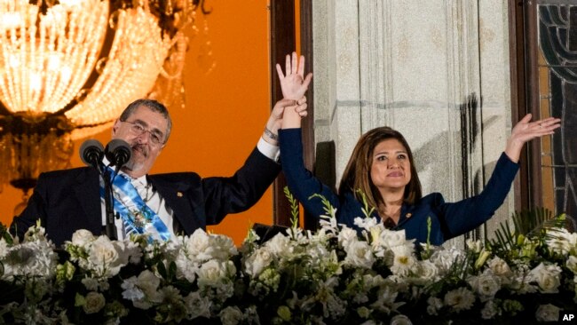 El presidente de Guatemala, Bernardo Arévalo, y la vicepresidenta Karin Herrera saludan a sus partidarios desde el Palacio Nacional el día de su toma de posesión en la Ciudad de Guatemala, la madrugada del lunes 15 de enero de 2024.