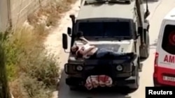 سربازان اسرائیلی یک مرد فلسطینی زخمی را به کاپوت یک جیپ نظامی بستند.
