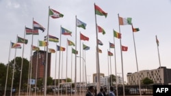 Delegates arrive for the closing ceremony of African Union summit at the Palais des Congres in Niamey, July 8, 2019. 