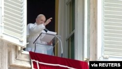 El papa Francisco bendice a la multitud desde un balcón del Vaticano durante el rezo del Ángelus el 4 de julio de 2021, pocas horas antes de ser hospitalizado para una cirugía del colon.