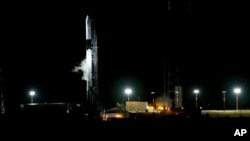 Un cohete Falcon 9 de SpaceX espera en la plataforma de lanzamiento tras la demora de su despegue hacia la Estación Espacial Internacional, en la base aérea militar de Cabo Cañaveral, el 3 de mayo de 2019, en Cabo Cañaveral, Florida. (AP Foto/Terry Renna)