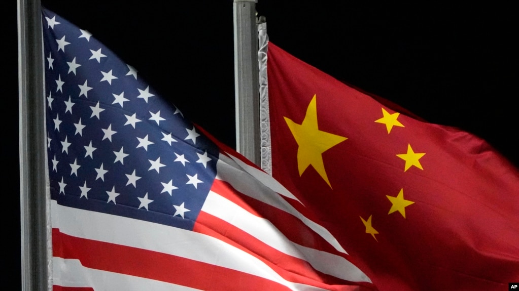 美国与中国国旗。(photo:VOA)