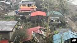 Rumah-rumah rusak akibat Topan Man-yi di Viga, Provinsi Catanduanes, timur laut Filipina Minggu, 17 November 2024. (MDRRMO Viga Catanduanes via AP)