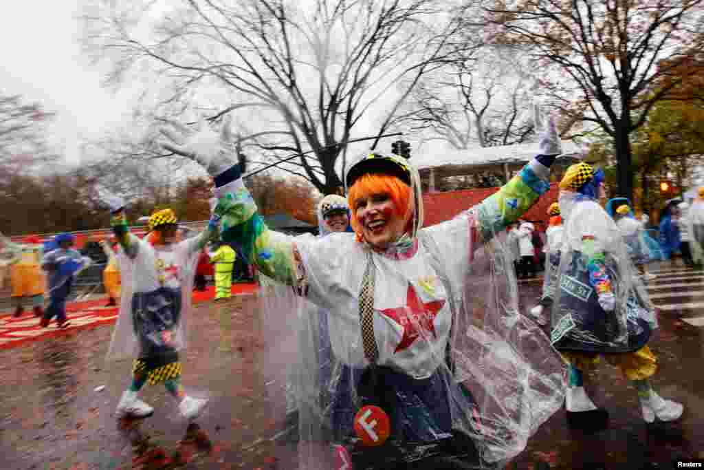 People cheer during the 98th Macy's Thanksgiving Day Parade in New York City, Nov.28, 2024. 