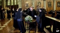 El arzobispo Charles Scicluna, en el centro, asiste a una reunión con sacerdotes y monjas en la Catedral de San Mateo en Osorno, Chile, el sábado 16 de junio de 2018.