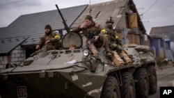 Binh sĩ Ukraine trên xe thiết giáp ở ngoại ô Kyiv hôm 5/3/2022. 