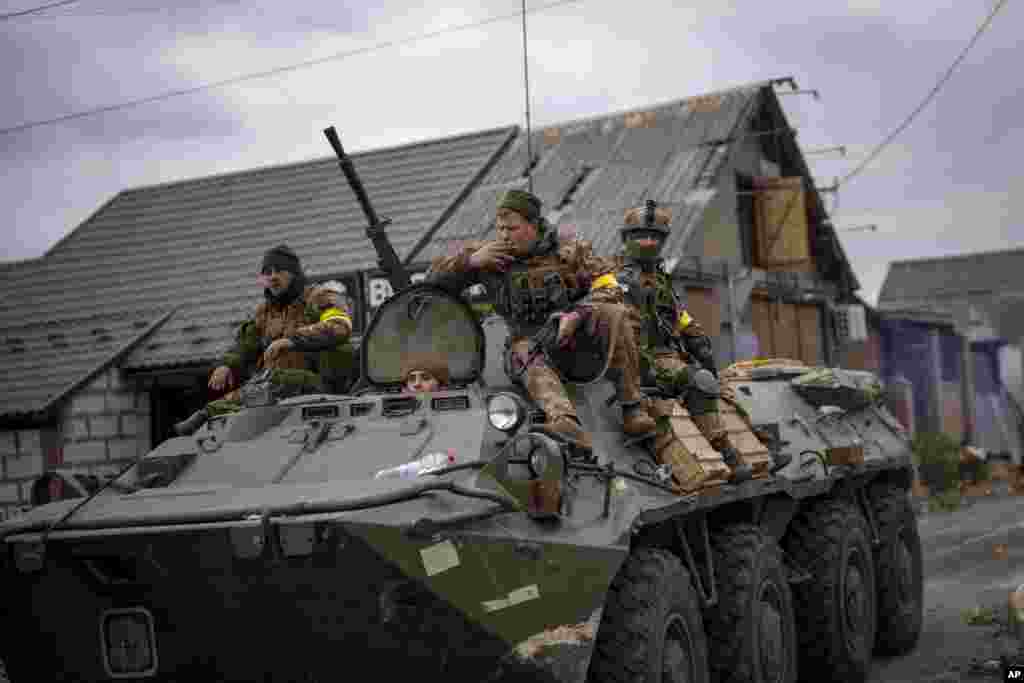 Soldados ucranianos dirigem um veículo militar blindado nos arredores de Kyiv, Ucrânia, 5 de Março de 2022