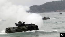 Xe tấn công đổ bộ chuẩn bị tiến vào đất liền trong cuộc tập trận 'Hổ mang vàng' trên bãi biển Hat Yao phía đông tỉnh Chonburi, Thái Lan, ngày 10/2/2013.