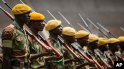 Anggota militer Zimbabwe berparade dalam latihan untuk pelantikan Emmerson Mnangagwa sebagai Presiden Zimbabwe di Stadion Olahraga Nasional di Harare, Zimbabwe, 23 November 2017.