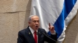 El primer ministro israelí, Benjamin Netanyahu, se dirige a los legisladores en el Knesset, el parlamento israelí, en Jerusalén, el lunes 18 de noviembre de 2024. 