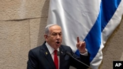 El primer ministro israelí, Benjamin Netanyahu, se dirige a los legisladores en el Knesset, el parlamento israelí, en Jerusalén, el lunes 18 de noviembre de 2024. 