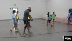 明尼蘇達州非營利組織為女孩足球提供公平的比賽場.（視頻截圖）