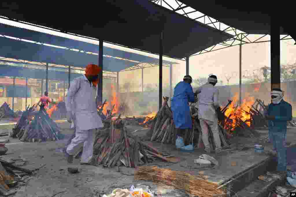 سوزاندن اجساد قربانیان کرونا در دهلی نو. آمار کرونا در هند همچنان روند صعودی دارد.
