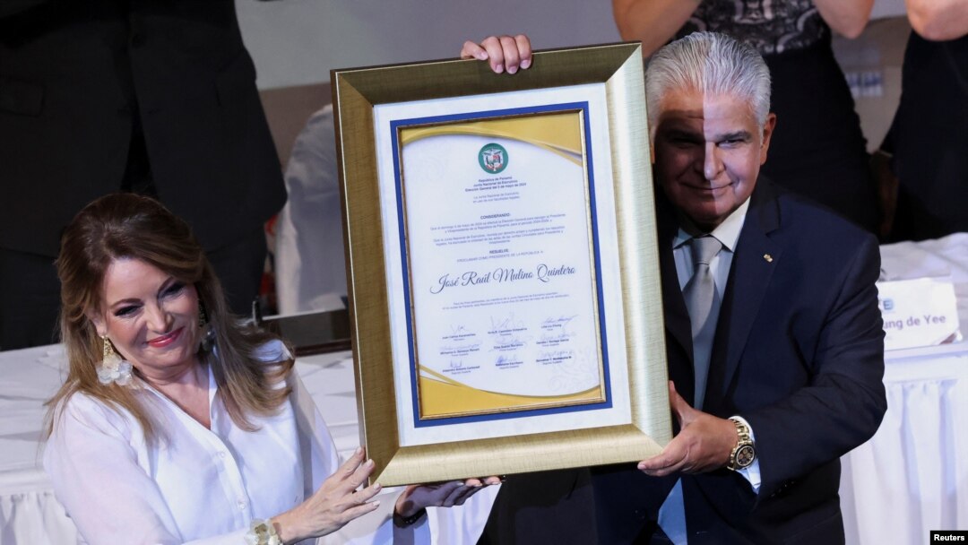 El Presidente electo de Panamá, José Raúl Mulino, recibe de la Presidenta de la Junta Nacional de escrutinio (JNE), Nivia Rossana Castrellon, el certificado que lo instala formalmente como el próximo presidente del país. REUTERS/