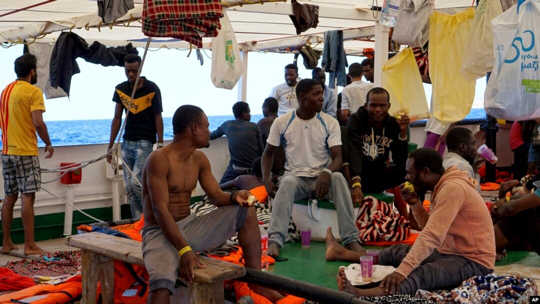 Abimukira mu bwato Open Arms ku nkengera za Lampedusa, mu bumanuko bw'Ubutaliyano, kuwa kabiri, itariki 20 z'ukwezi kw'icenda 2019.