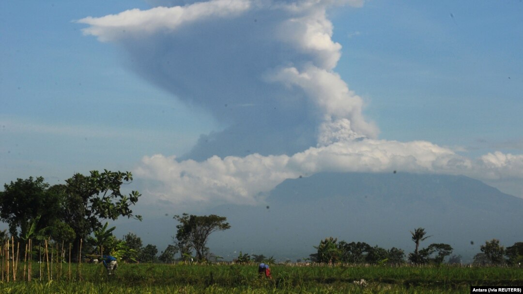 Gunung Merapi saat erupsi tampak dari desa Sawit, Boyolali, Jaw Tengah, 21 Juni 2020. (Foto: Antara via Reuters)