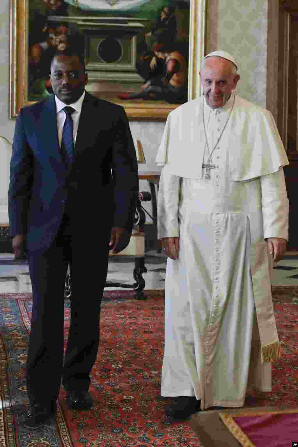 Le président de RDC, Joseph Kabila est reçu par le pape François, au Vatican, à Rome le 26 septembre 2016 .
