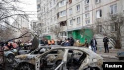 2026년 3월 25일 우크라이나 하르키우에서 러시아의 드론 공습 현장에 파괴된 차량들이 놓여 있다.