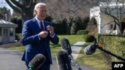 Predsjednik SAD Joe Biden govori novinarima prilikom odlaska iz Bijele kuće, 20. februara 2024. godine. (Foto: AFP/Jim Watson)