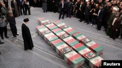 علی خامنه‌ای در کنار تابوت‌های فرماندهان و اعضای سپاه پاسداران که درحمله ۱۳ فروردین اسرائیل به کنسولگری جمهوری اسلامی در دمشق کشته شدند. تهران (عکس از خبرگزاری رویترز)