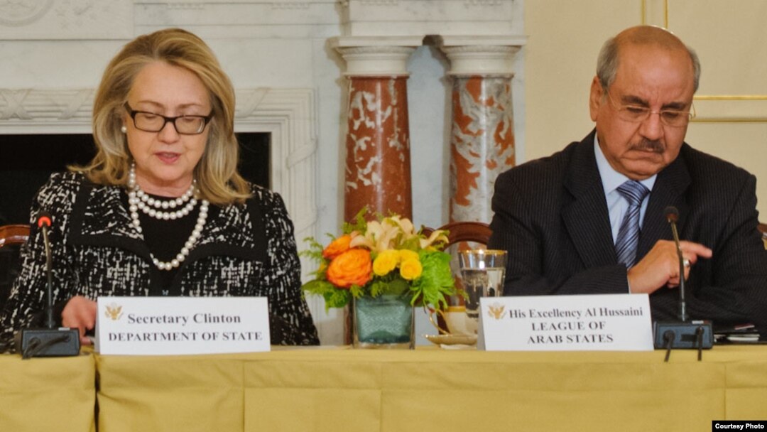 Hillary Clinton saat masih menjadi menteri luar negeri didampingi Duta Besar Liga Arab Mohammed Al Hussaini Al Sharif. (Foto: Dok)