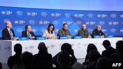 Konferensi pers selama pertemuan penasihat keamanan nasional, yang diselenggarakan oleh Forum Ekonomi Dunia di Davos, Swiss untuk membahas rencana perdamaian Ukraina, Minggu 14 Januari 2024. 